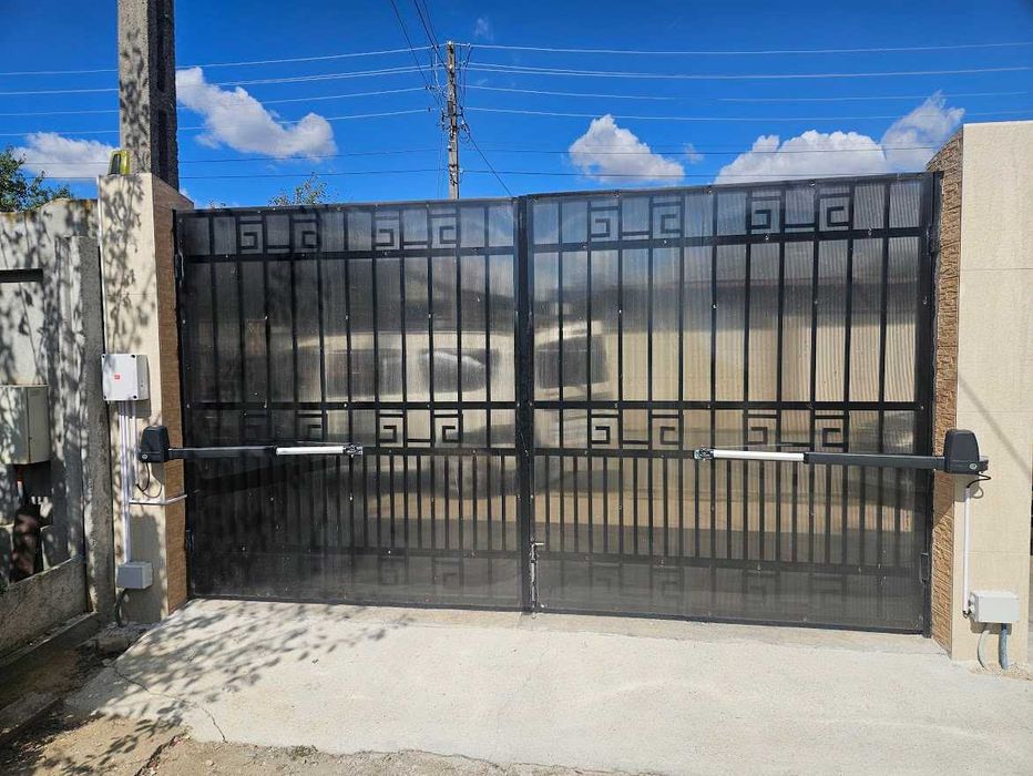 Vanzare si montaj decoratiuni gradina garduri si porti din rier forjat model jaluzea WPC decupate laser