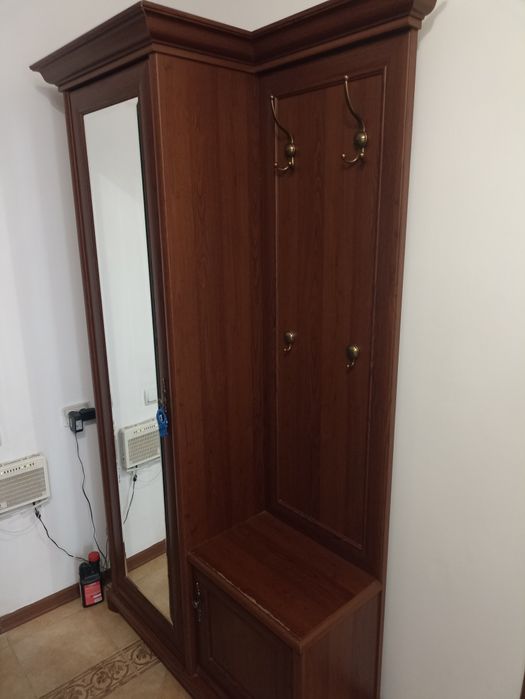 Прихожая с комодом