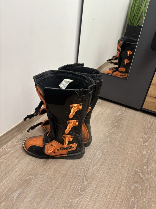 Продавам екипировка за кросов мотор подходяща за ktm