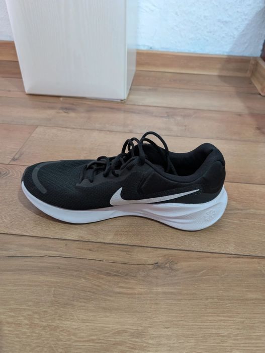 Adidași Nike Noi