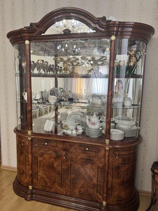 Витрина для гостинной комнаты