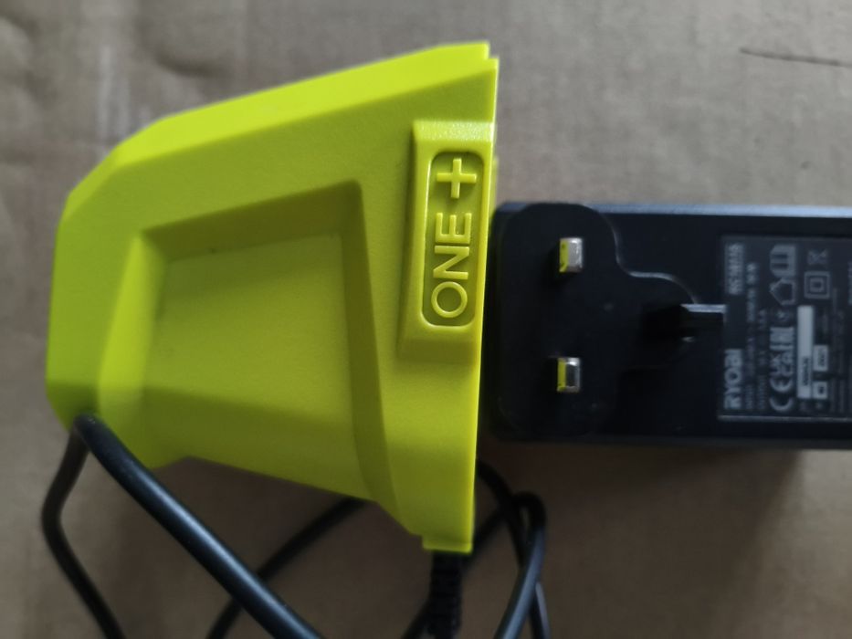 Încărcător Ryobi One+ Intelliport RC18115