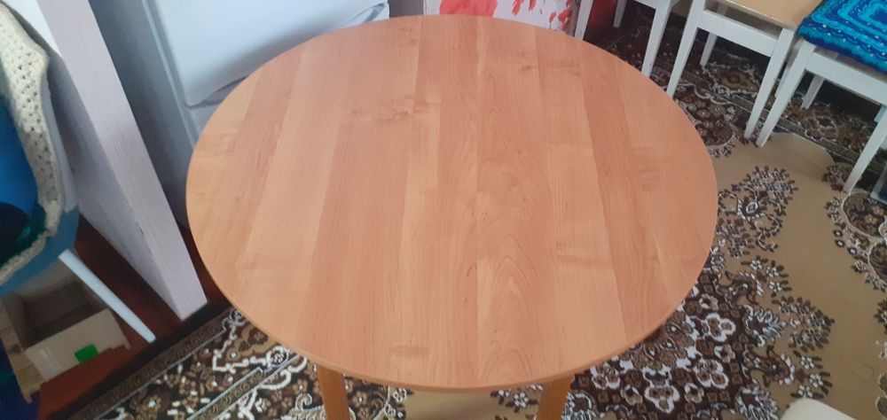 Продаю  круглый стол