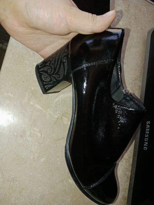 Красивый, удобный каблук. Зимний и осенний. В хорошем состоянии