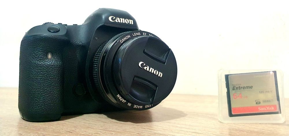 Canon 5D mark III + Canon 50mm 1.4 + 2 carduri de 64gb