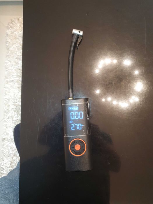 Компресор+стартер за запалване при паднал акумолатор +фенер 3в1