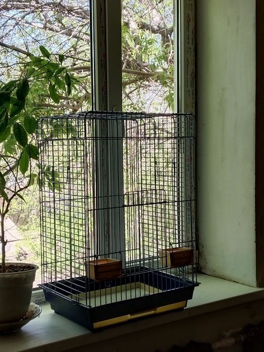 Клетка большая для попугаев.