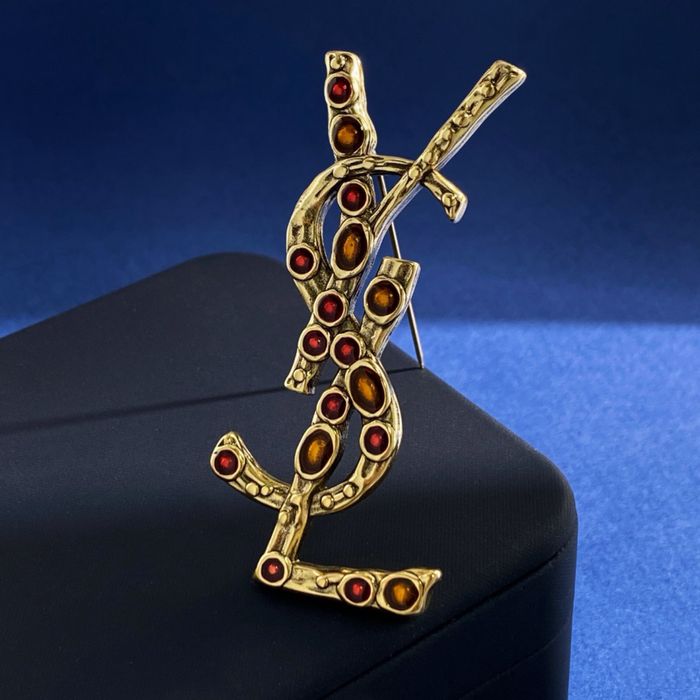 Brosa Saint Laurent Cassandre din alamă aurie !