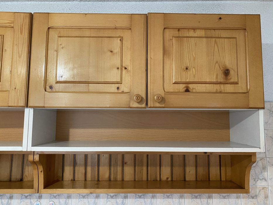 Кухненско обзавеждане ,шкафове от дърво ,мивка алпака