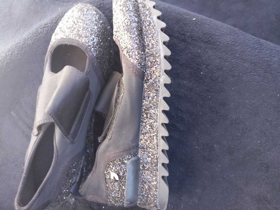 Vând adidași,  doua modele 60 lei buc.