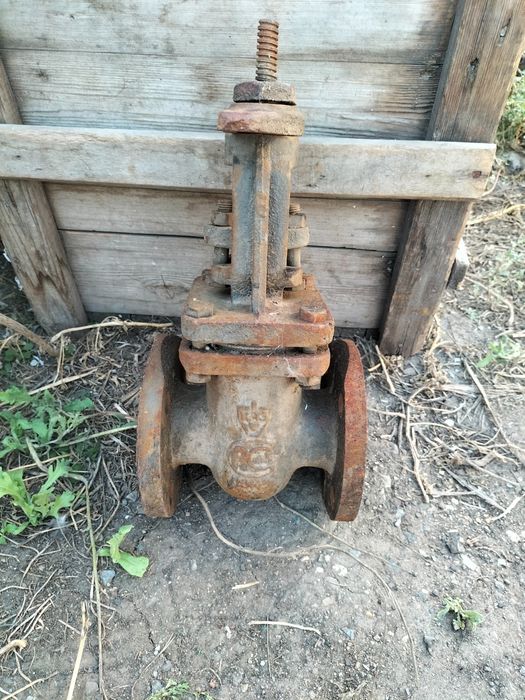 Продам задвижку фланцевую диам 50