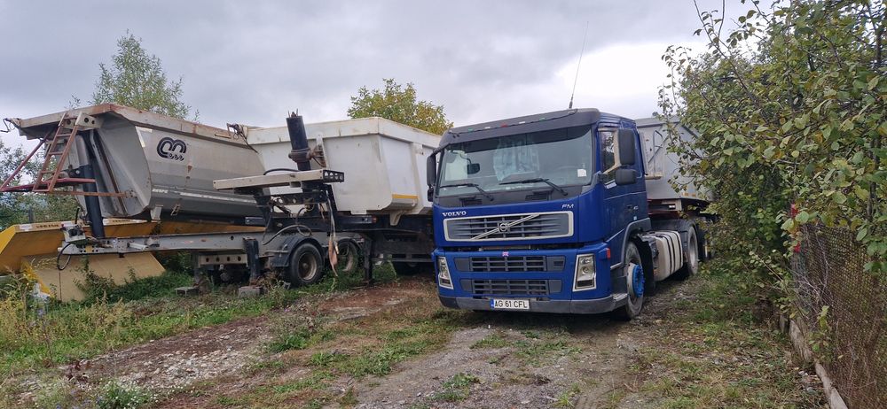 Vand  cap tractor ,3 semiremorci ansamblu basculabil Volvo si 2 semiremorci