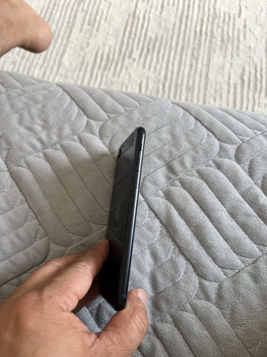 Продам iPhone SE Midnight 64 GB (модель A2783)
