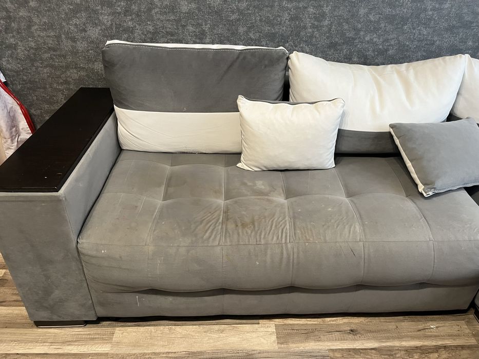 Ъглов диван и масичка за хол с подарък килим