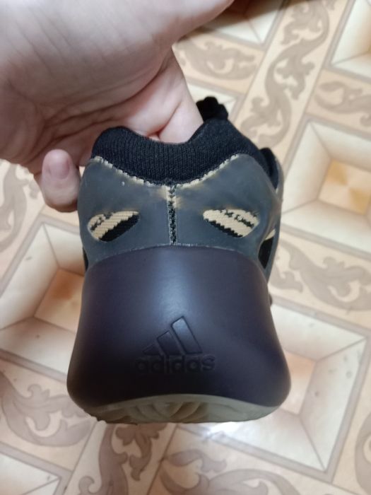 Кроссовки светятся в темноте