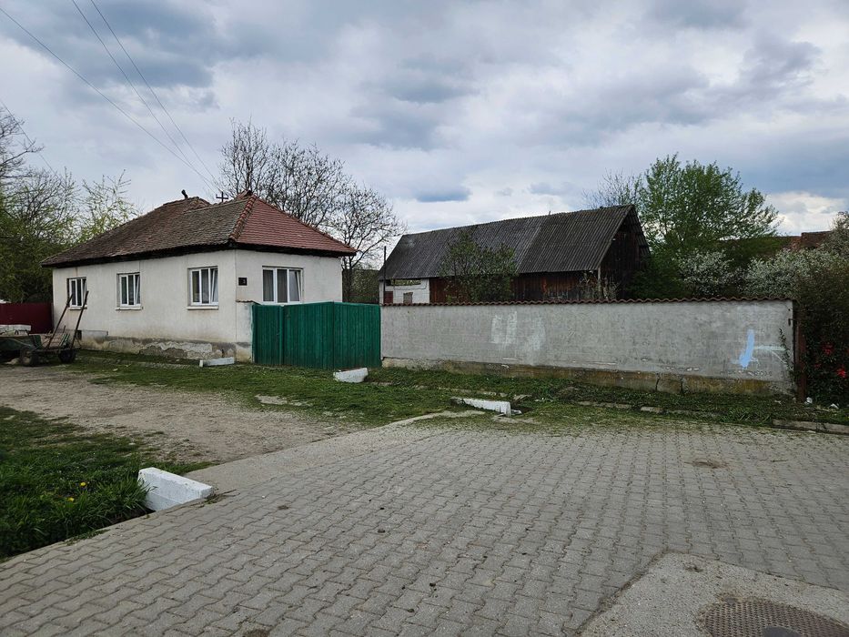 Casa ComCârța judSibiu curte si gradina 3 camere hol baie grajd sura magazie pivnita Apa gazul la poarta si curent Fantana in curte Zona buna PRET NEG