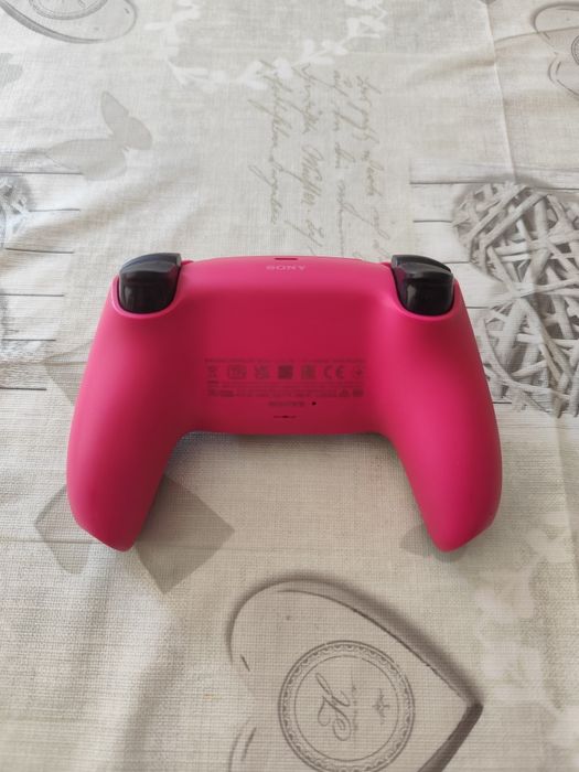PS5 Pink в отлично състояние, като нов джойстик