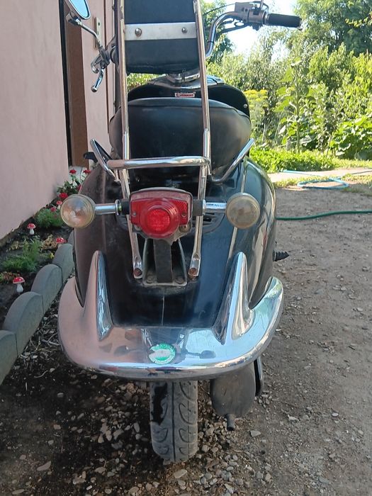 Vând scuter pe benzina