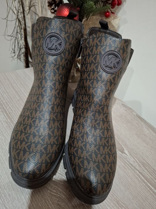 Нови оригинални дамски боти