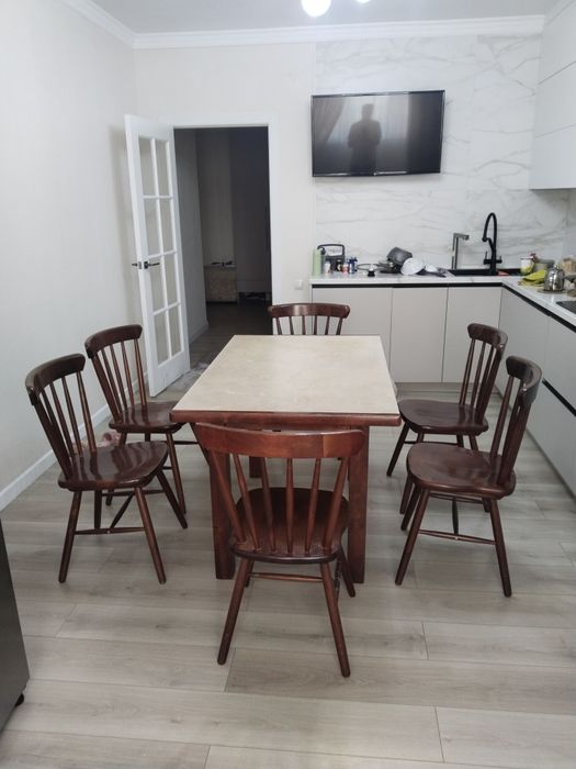 Кухонный стол и стулья.