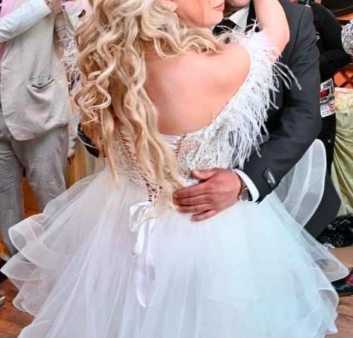 Сватбена рокля на воали.с пера