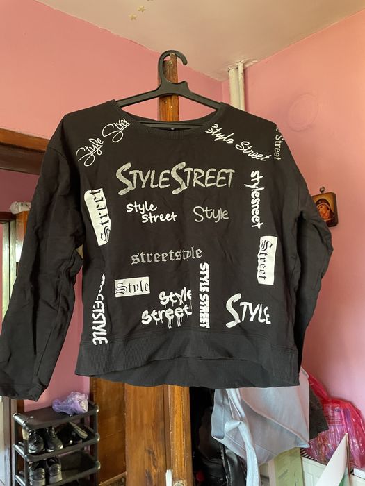 Продавам чисто нови дънки с блуза