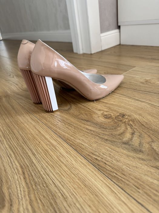 Продам бежевые туфли