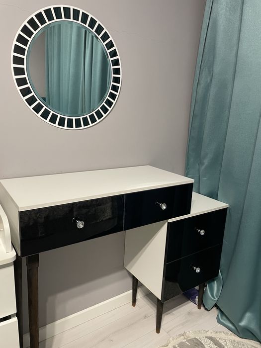 Туалетный столик с зеркалом