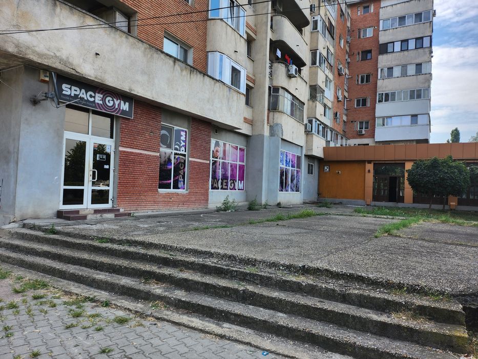 Vând spațiu comercial stradal