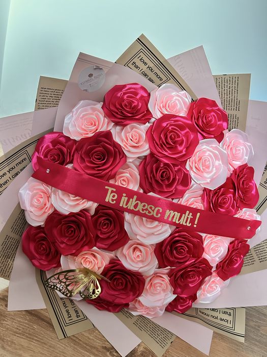 Buchet de trandafiri din satin handmade – „Te iubesc mult!”