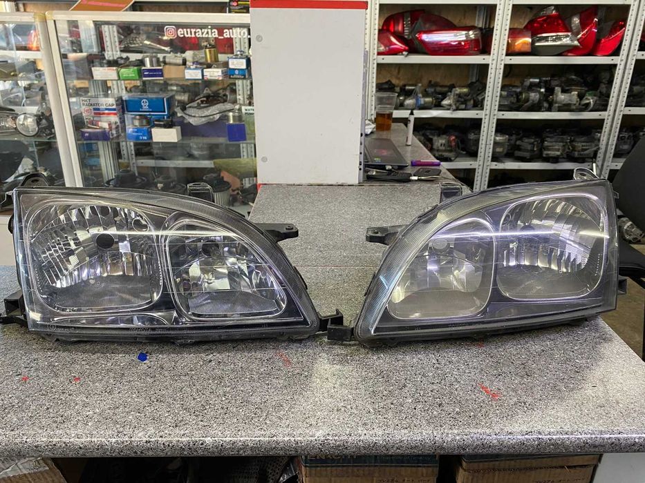 Фары на Toyota Avensis T210. Рестаил  2000г.в. Цена за 1 шт
