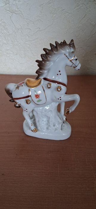Статуэтки коней.