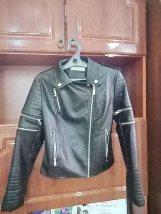 Женская кожаная куртка. Размер от 44-46.