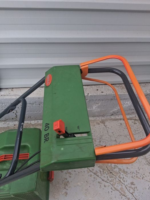 Vând mașină de tuns iarba pe benzină BRILL.