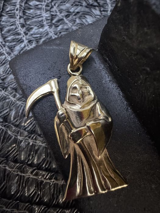 Златен медальон