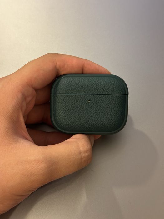 Apple AirPods Pro 3 - почти чисто нови