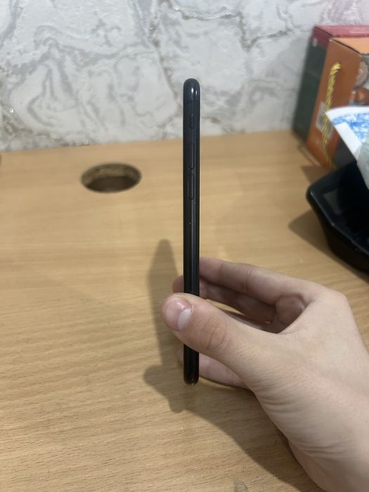 Продам айфон se 2 поколение