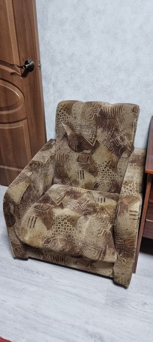 Отдам диван и кресло