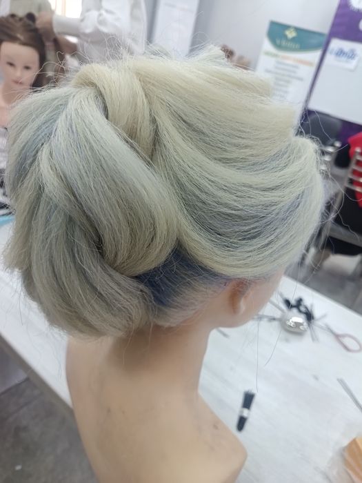 Делаю стрижу, укладку, прическу, коррекция бровей, макияж мелирование