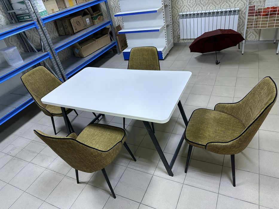 Стол и стулья.