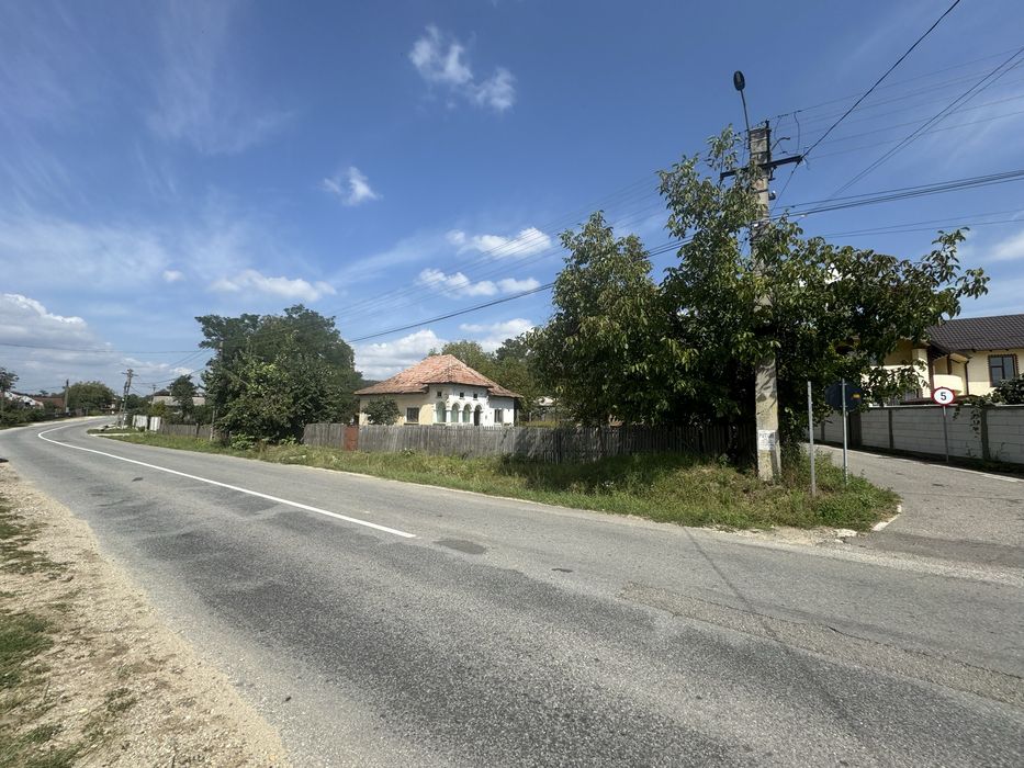 Teren 2.400 mp cu casă bătrânească, utilități și deschidere mare la drum.