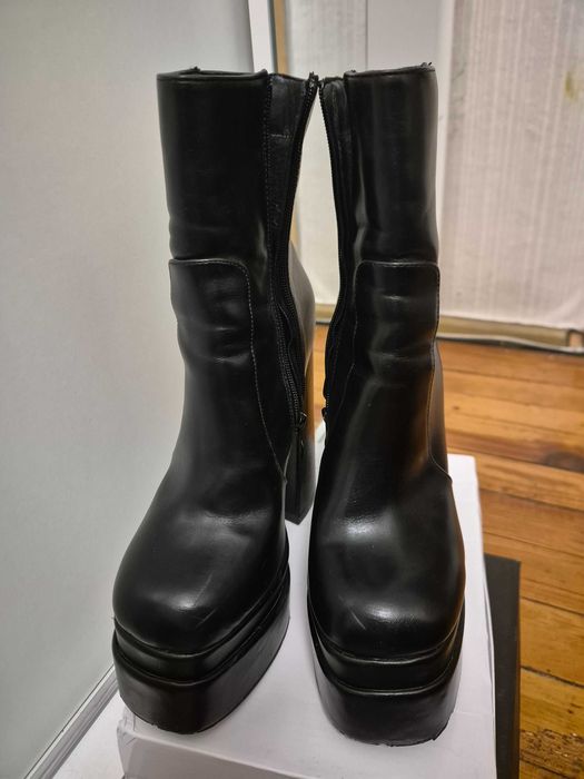 Дамски боти с висок ток