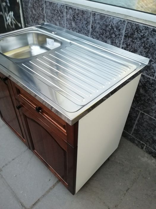 Нов кухненски шкаф с мивка бордова с дървесни врати