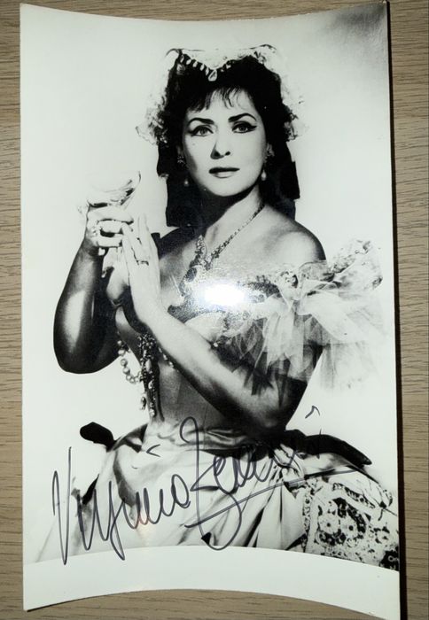 Poza semnata de Virginia Zeani