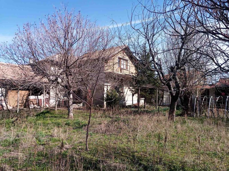 Къща с двор в центъра на гр. Николаево