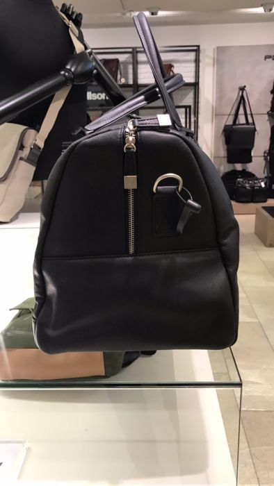 Vând geanta piele originala Bugatti.