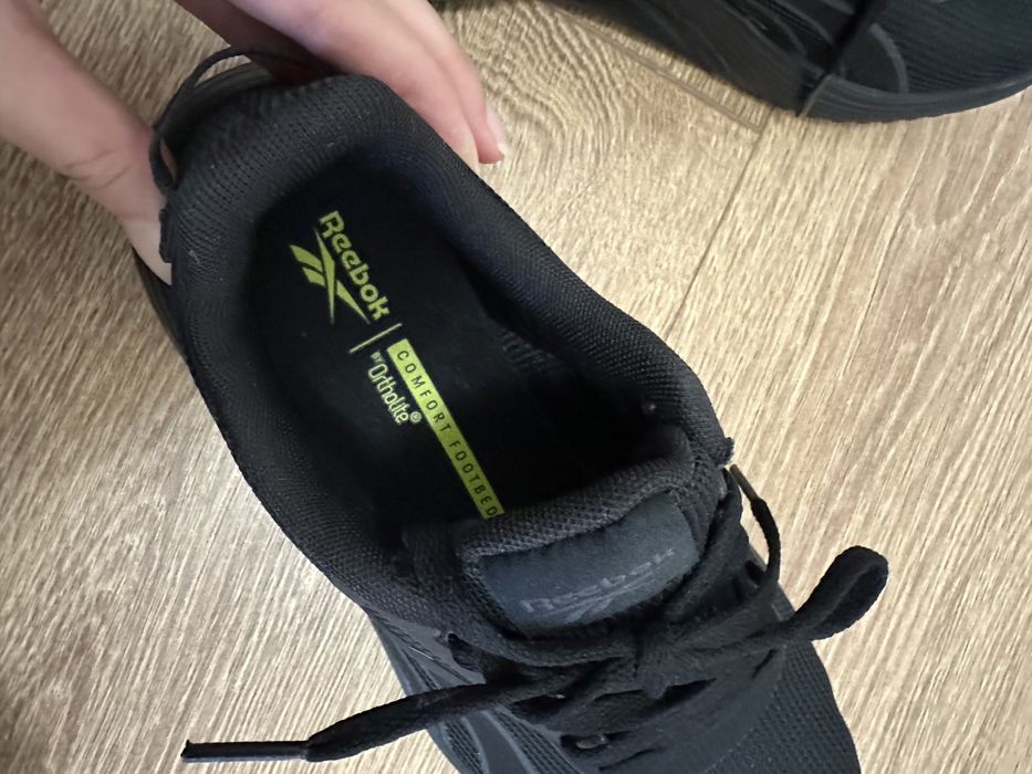 Кроссовки спортивные