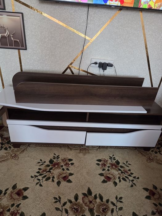 Отдам тумбочку с навесной полкой