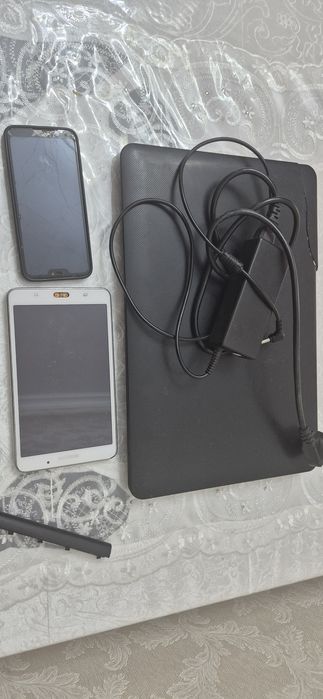 Ноутбук Asus и старые телефон и планшет