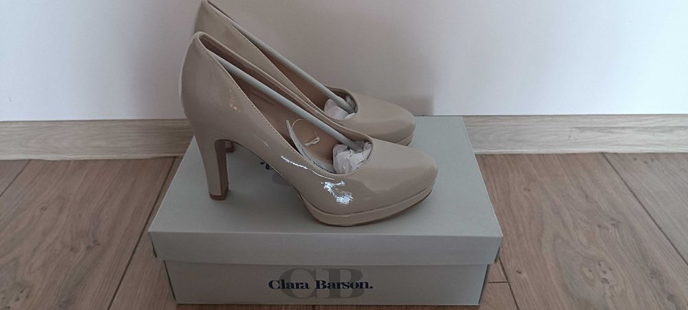 Нови лачени обувки в бежов цвят